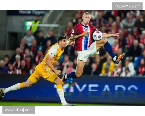 哈兰德铲射破门遭遇重创下身撞击立柱瞬间令人心疼